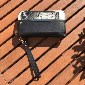 Black, white and gold wristlet